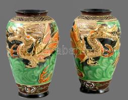 Kínai plasztikus sárkánymintás kisváza pár, jelzett, egyik ragasztott, m: 12 cm