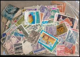 Néhány száz ázsiai bélyeg ömlesztve zacskóban