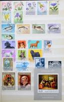 1960-1977 Magyar gyűjtemény nagyrészt pecsételt sorokkal, benne néhány postatiszta blokk, 30 fehér l...