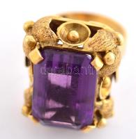 Arany(Au) 18 K gyűrű, lila kővel, jelzett, méret: 51, bruttó: 10,1 g