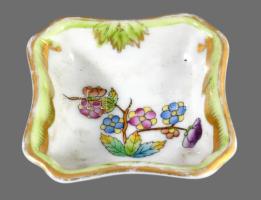 Herendi, Meisseni, Hollóházi porcelán kis tárgyak 3 db, a Meisseni bombonnieren, kis lepattanás