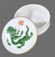 Herendi, Meisseni, Hollóházi porcelán kis tárgyak 3 db, a Meisseni bombonnieren, kis lepattanás