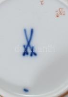 Herendi, Meisseni, Hollóházi porcelán kis tárgyak 3 db, a Meisseni bombonnieren, kis lepattanás