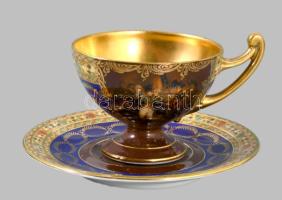 Carlsbad porcelán csésze alátéttel, pápai jelenettel díszítve, jelzett, minimális kopással, d: 11 cm