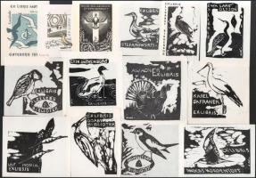 Klf. alkotók (többségében Borge Elwi Carlson): 22 db ex libris és kisgrafika madár ábrázolással. Klf. technikák, papír, részben jelzett, klf. méretekben.