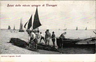 Viareggio, Saluti dalla ridente spiaggia di Viareggio / fishermen
