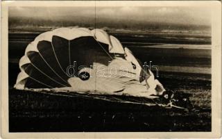 1952 A korszerű harc katonája az ejtőernyős harcos. Művészeti Alkotások / Hungarian military paratrooper