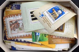 1960-1988 400 db blokk desszertes dobozban, közte néhány kisív, emlékív, jobbakkal is! (ca. 200.000)