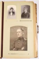 1910-1920 Családi fotóalbum, közte sok portré, családi fotó, katonafotók, dombornyomott szecessziós albumban, cca 90 fotó.