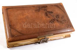 1910-1920 Családi fotóalbum, közte sok portré, családi fotó, katonafotók, dombornyomott szecessziós ...