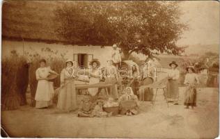 Kosárfonó (?) asszonyok és gyerekek / basket weaver women with children. photo (EM)