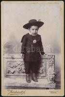 cca 1900-1910 Elegáns, kalapot viselő kisfiú portréja, kabinetfotó Meinhardt Ágoston pápai műterméből, 16,5x11 cm