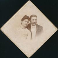 cca 1895 Házaspár portréja, keményhátú fotó Zelesny Károly udvari fényképész pécsi műterméből, 11x11 cm