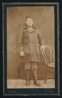 cca 1890 Szőrmesapkát és kabátot viselő idős úr portréja, vizitkártya Bauer János kőszegi (németül Güns) műterméből, 10,5x6,5 cm. Ritka!