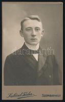 cca 1910 Elegáns fiatalember portréja, vizitkártya Szilárd Tódor szombathelyi műterméből, szép állapotban, 10,5x6,5 cm