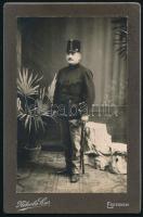 1914 Magyar katona egészalakos portréja, a hátoldalon saját kezű dedikációval, kabinetfotó Nikola Car (Ercegnovi / Herceg Novi, Montenegró) műterméből, 16,5x10,5 cm