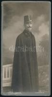 cca 1914 Katonatiszt (Auer Károly) köpenyben, keményhátú fotó Bokor Gyula komáromi műterméből, kissé sérült karton, 20,5x11 cm
