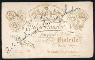 cca 1890 Két elegáns hölgy portréja, vizitkártya Häusler besztercei (Bistritz, Bistrita) műterméből,...