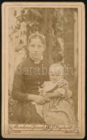 cca 1890 Fiatal lány kisgyermekkel, vizitkártya Mandausz János akad. festész és fényképész győri (Tűztorony u. 16.) műterméből, 11x6,5 cm. Ritka!
