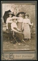 cca 1910 Szalmakalapos hölgyek a szabadban, vizitkártya, jelzés nélkül, 10,5x6,5 cm