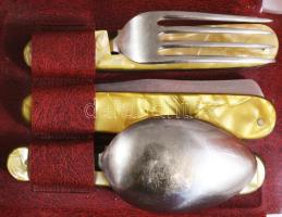 Egyszemélyes utazó ebvőeszköz készlet, tartójában.