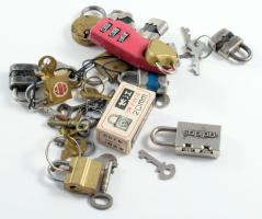 Zacskónyi retro és régi kis lakat, zömmel kulccsal