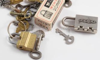 Zacskónyi retro és régi kis lakat, zömmel kulccsal