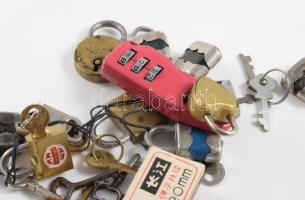 Zacskónyi retro és régi kis lakat, zömmel kulccsal