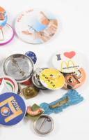 Kis zacskónyi vegyes kitűző tétel, közte politikai témájúakkal