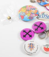 Kis zacskónyi vegyes kitűző tétel, közte politikai témájúakkal