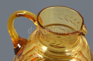 Borostyán színű üveg kancsó, Metszett, formába fújt, hibátlan m: 19 cm