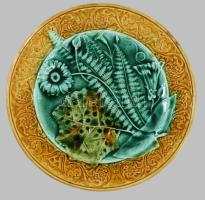 6 db levél mintás fajansz tányér. Kézzel festett, jelzés nélkül, kisebb mázhibákkal d: 21 cm