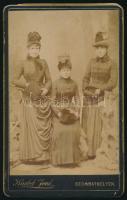 cca 1885 Három elegáns hölgy portréja, vizitkártya Knebel Jenő szombathelyi műterméből, 11x6,5 cm