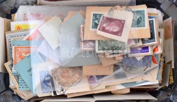 Pár száz darab áztatnivaló bélyeg, köztük Hitler-fejesek és alkalmi bélyegzések is, műanyag dobozban