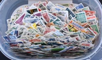 Több ezer darab észak-európai bélyeg újdonságokkal, fagylaltos dobozban