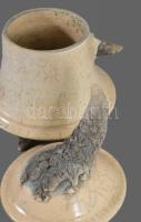 Iparművész fedeles edény szarvszerű díszítéssel és lábakkal, jelzés nélkül, m: 23 cm