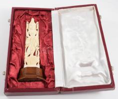 Keleti csont szobor, tartóban, fa talapzaton, m: 16 cm