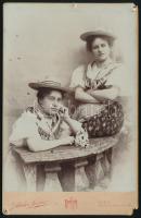 cca 1900-1910 Edwine Zoffmann és Blanka Zoffmann, Dr. Karl Zoffmann leányai, kabinetfotó Lackner bécsi műterméből, a hátoldalon részletesen feliratozva, sarkain kissé sérült, 16,5x10,5 cm