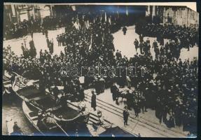 1914. márc. 31. A velencei hajókatasztrófa áldozatainak temetése, korabeli sajtófotó, a hátoldalon feliratozva, kis sarokhiánnyal, 11x16,5 cm