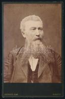 1881 Nagy szakállú, idős férfi (Josef Keiner, 66 éves) portréja, kabinetfotó Liederhoffer Vilmos budapesti műterméből, a hátoldalon feliratozva, 16,5x10,5 cm