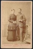 cca 1880 Elegáns pár portréja, kabinetfotó Ellinger Ede budapesti műterméből, 17x11 cm