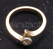 Brill berakásos 14K arany (Au) gyűrű, bruttó 4,2g / Golden (14K) ring with brill inlay