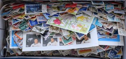 Cipősdoboz tele bélyeggel, köztük sok 2000 utáni is