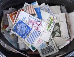 Kb. 366 db ívszéli bélyeg sorokkal, kis műanyag dobozban