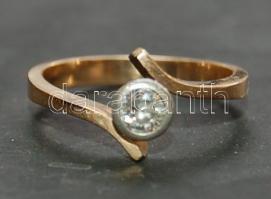 Brill berakásos 14K arany (Au) gyűrű, bruttó 4,2g / Golden (14K) ring with brill inlay