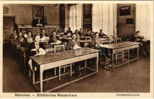 München, Munich; Städtisches Waisenhaus, Handarbeitsraum / orphanage, crafts room (wet corners)