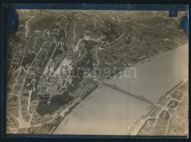 cca 1920-1930 Budapest, Tabán, Várhegy, Víziváros, Duna, Lánchíd, légi felvétel, 13×18 cm