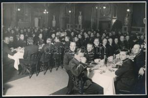 1939 Bp. Pannónia Szálló, búcsúvacsora Medvey Aurél altábornagy távozása alkalmából, hátoldalon feliratozott, pecséttel jelzett fotó Schäffer műterméből, 11×17,5 cm