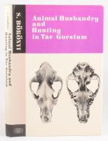 Bökönyi [Sándor]: Animal husbandry and hunting in Tác-Gorsium. The vertebrate fauna of a Roman town in Pannonia. Studia Archaeologica VIII. Bp., 1984, Akadémiai Kiadó, 237+[1] p. Angol nyelven. Kiadói egészvászon-kötés, kiadói papír védőborítóban, ex libris-szel.