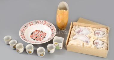 Doboznyi Hollóházi tárgy, kétszemélyes kávés szett, dísztál, váza, 6 darab kupica, fogpiszkatartó.